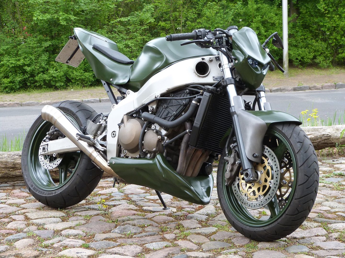 Kawasaki ZX9R - Page 2